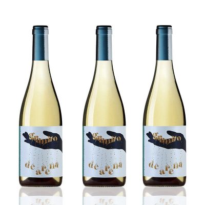 tres botellas de vino blanco granito de arena