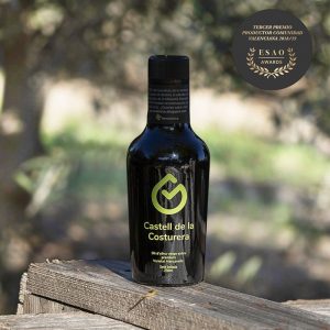botella de aceite sobre fondo de olivos
